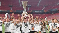 Sieger mit Pokal: Trainer Oliver Glasner und seine Spieler präsentieren den mitgereisten Fans in Sevilla das Objekt der Begierde.