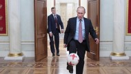 Die Spielchen des Kriegsherrn Wladimir Putin: Die Fußballverbände müssen zwingend reagieren.